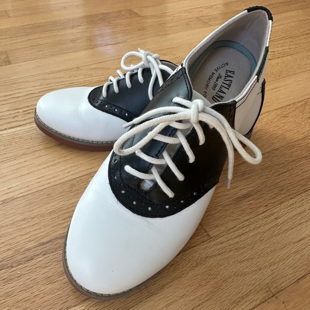 Eastland Sadie Saddle Shoe - women size 6, girls size 4, eur size 36.